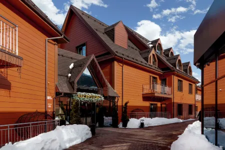 Hotel Red Wood Отели рядом с достопримечательностью «Смотровая поляна 960»