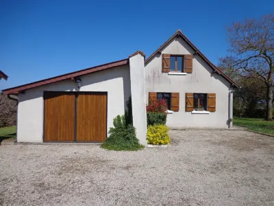 Gîte rural "Le Noyer Rondin" in Cheverny (sleeps 12), ideal for families. Hotels near Chateau de Cheverny