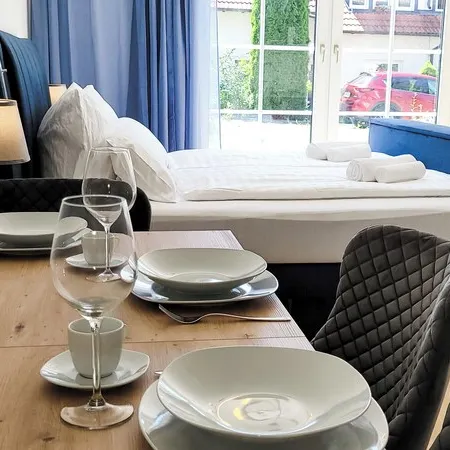 Terrasse - Parkplatz - TV im Boxspringbett - Küche