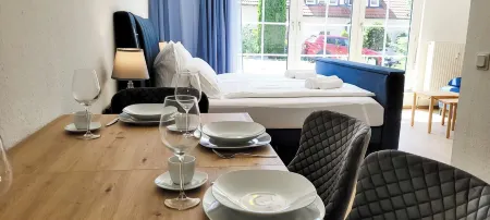 Terrasse - Parkplatz - TV im Boxspringbett - Küche