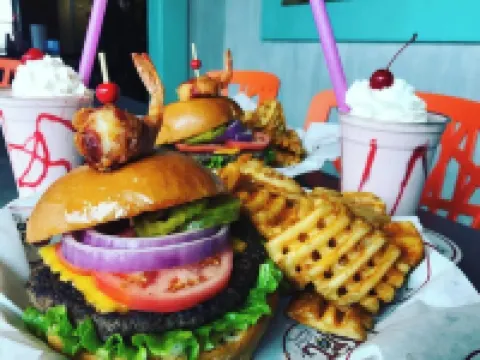 SPEND YOUR SPRING BREAK IN A HOT TUB/HEATED POOL on the ISLAND!