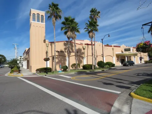 2 bed/2 Ba Venice Island Villa - Walk to Beach & Historic Downtown Venice!