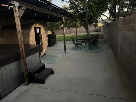 Cheerful 3BR 2BA Sauna: Spa: Pool/P-Pong Table+ More Отели в г. Квартц Хилл