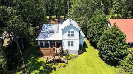 A New Beautifully Decorated Lake Home With Great Outdoor Living Space