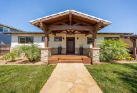 Gorgeous Detached Custom Craftsman Home - Walk to Beach!