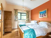 Buttercup lodge - sleeps 4/5 with hot tub & countryside views Hotels in Cheddar