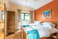 Buttercup lodge - sleeps 4/5 with hot tub & countryside views