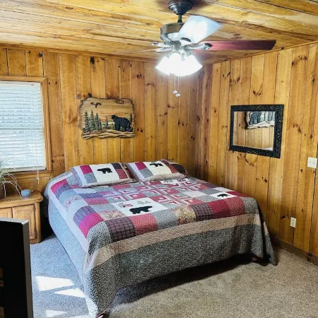 Cozy Cabin on Wooded Acre, Fire Pit, Games, Fully Equipped. Ucstr License#020096