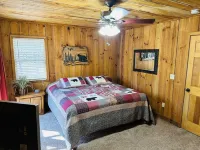 Cozy Cabin on Wooded Acre, Fire Pit, Games, Fully Equipped. Ucstr License#020096