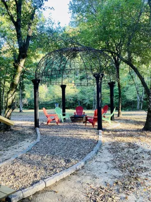 Private 14 acre Creek side Cabin and close to Lake