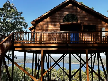 Crockett's Escape Treehouse on Greers Ferry Lake
