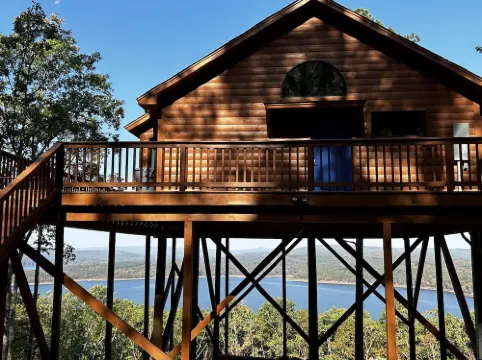 Crockett's Escape Treehouse on Greers Ferry Lake
