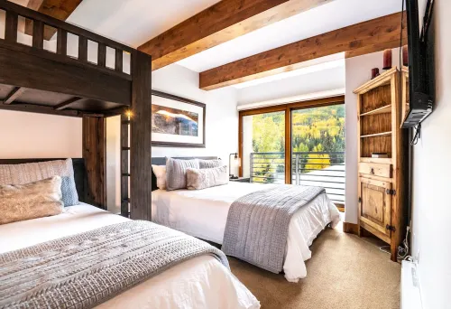 Luxury, Remodeled Retreat w/ Ski Slope Views Throughout! Walk to Gondola & Shops - Kylpyammeita