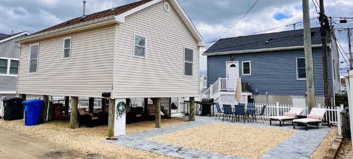 Fun shore bungalow that is walkable to the beach! Hotels in Toms River