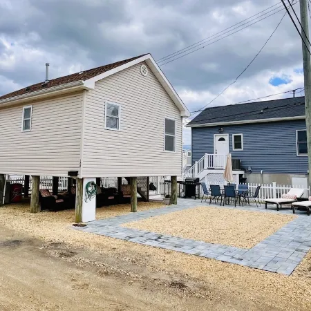 Fun shore bungalow that is walkable to the beach!