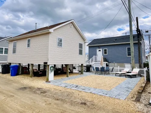 Fun shore bungalow that is walkable to the beach!