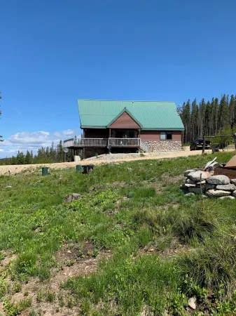 Large mountain home with stunning views of Georgetown Lake and Pintler Range Отели в г. Анаконда