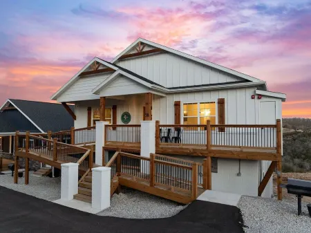 NEW! Lakeview Lodge for 24, Private Hot Tub, Pools, Game Room, Theater Room