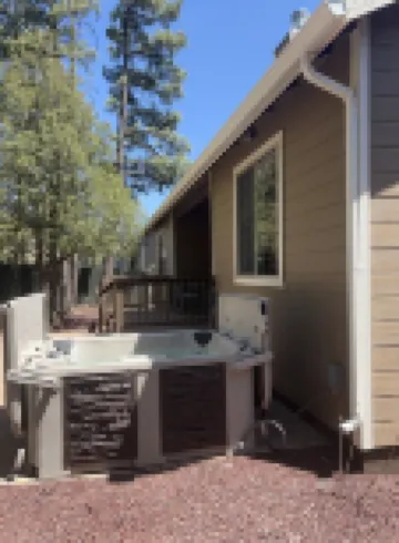 Gorgeous 3 bedroom cabin with hot tub