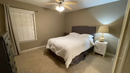 Townhome:  2 Bedrooms, 2.5 Baths, Close to Campus