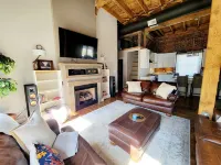 Modern 2 BR w/ Rooftop Deck