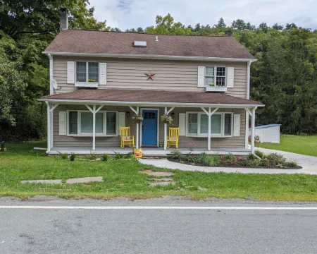 Swimming Hole, Omg Game Barn, Hot Tub, 2 Creeks Hotels in Delaware