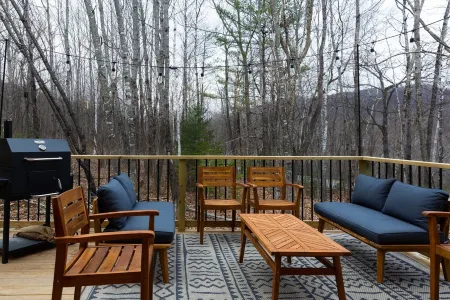 Modern Mountain Chalet! Hike, Ski, Swim, and Treasure Hunt! Отели в г. Андовер