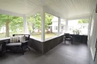 The Porch House - IN TOWN!