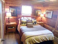 Rustic Cedar Cabin Hotels in Piper Gap
