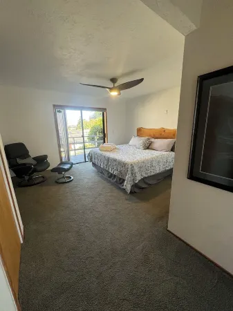 Overlook the Winchester Bay Harbor from the spacious 3rd Level! Отели рядом с достопримечательностью «Лейк Мари Трейлхед»