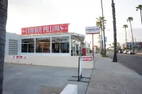 1Block from beach - Steps from restaurants & shops