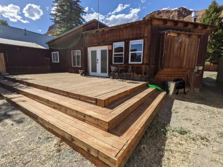 Calamity Jane's Hideaway 1-Bedroom, 1-Bath, Huge Deck, Close to Main Street