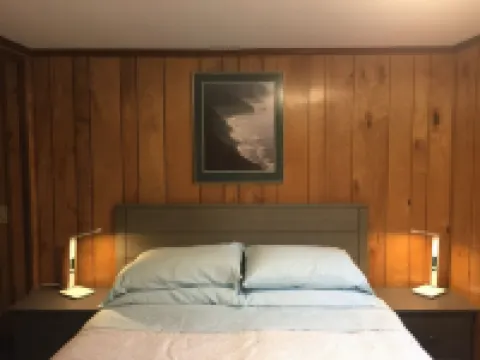 Beach house with views of Puget Sound, ferry, North Cascades, Mt Baker, Rainier. Hotels in Clinton