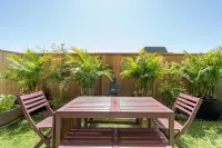 Steps to Sand, Luxury Family Townhome with Central A/C BBQ Crib Resort Amenities - واي فاي