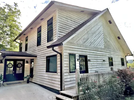 Waterfront Lakehouse Retreat!