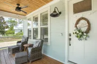 Peaceful Coastal Retreat! Pool and Beach, Book Now and Bring Your Boat!