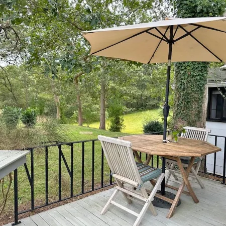 Small One Bedroom Private Cottage on Large Quiet Property.