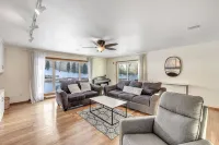 Huge 5 bedroom home close to everything!