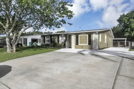 Cozy Retreat, Great Location, Hot Tub, Game Room, King Beds, Close to Beach Отели рядом с достопримечательностью «Крейн Крик Променад»