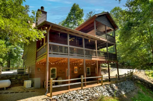 Walk to the River! 3 Story Cabin w/ Firepit~ Games ~ Fireplace~Covered deck!