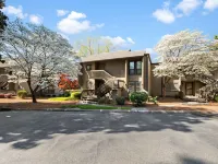 Lakefront Pinehurst Condo 2BD/2BA 派恩赫斯特住宿飯店