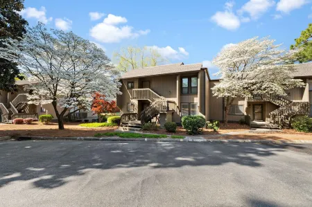 Lakefront Pinehurst Condo 2BD/2BA Отели в г. Пайнхерст