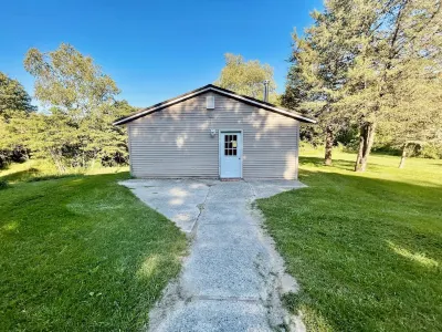 Cabin with beautiful acreage bordering Manistee National Forest Hotels near Diamond Lake