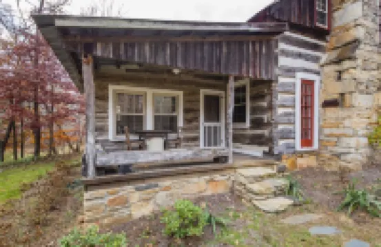 1840's Log Cabin Getaway