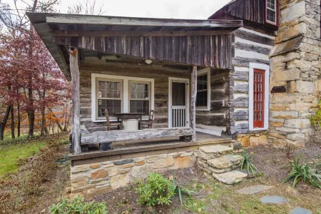 1840's Log Cabin Getaway