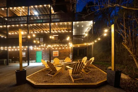 Smoky Mtn Hideaway - 7BR, Hot Tub +Movie Theatre + Darts+ Firepit+ Pets ok Отели рядом с достопримечательностью «Зоопарк Рейнфорест Адвенчерс»