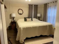 Lamoka Lake House with Sundeck and Dock in the Finger Lakes Hoteles en Tyrone