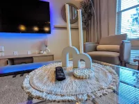 Hidden Gem in CityPlace for executives - comfortably designed with Pool and Gym