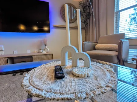 Hidden Gem in CityPlace for executives - comfortably designed with Pool and Gym