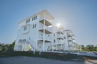 GIANT HOUSE WITH GIANT WATER VIEWS! Walkable to all CB has to offer Federal Point Boat Launch 주변 호텔